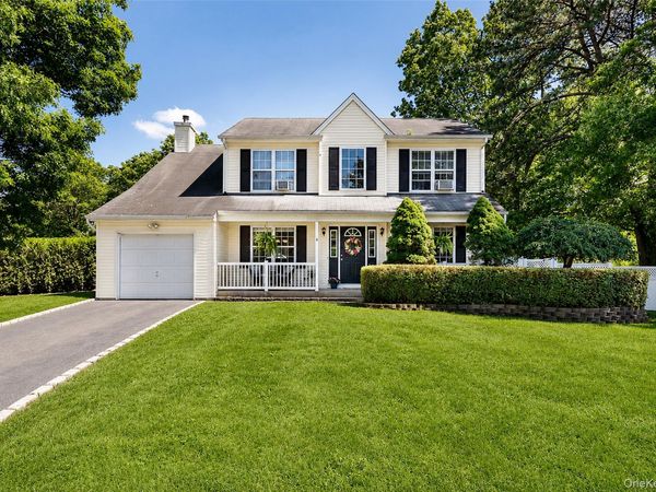 4 Redbud Court , Middle Island, NY 11953