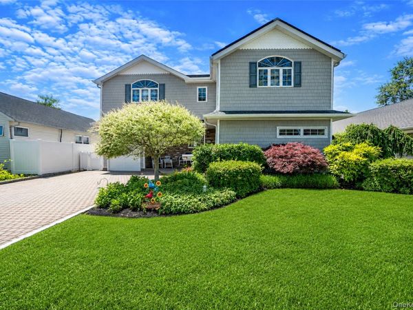 3720 Farmedge Court , Bethpage, NY 11714