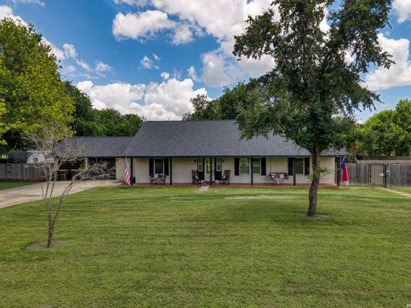 207 Woodlake Dr, McQueeney, TX 78123