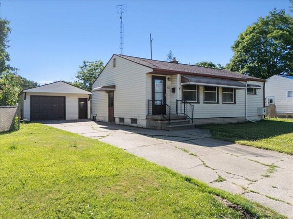 725 Woodbine Drive, Fenton, MI 48430