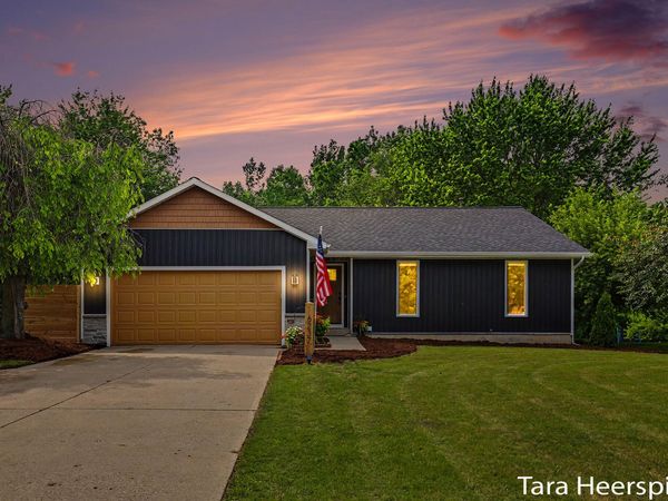 6237 Arroyo Vista Drive NE, Rockford, MI 49341