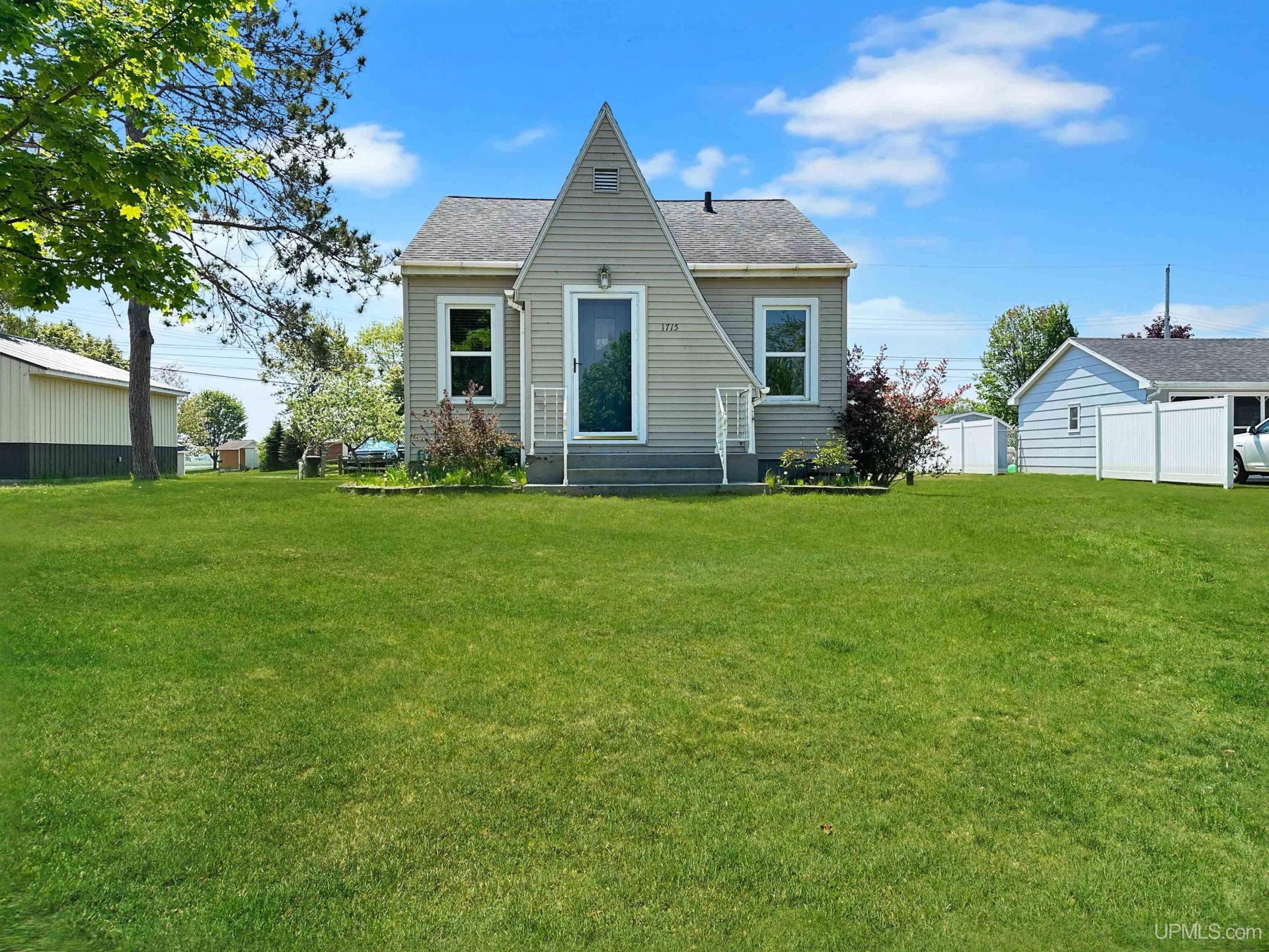 1715 S 22nd Avenue, Escanaba, MI 49829 Main Photo