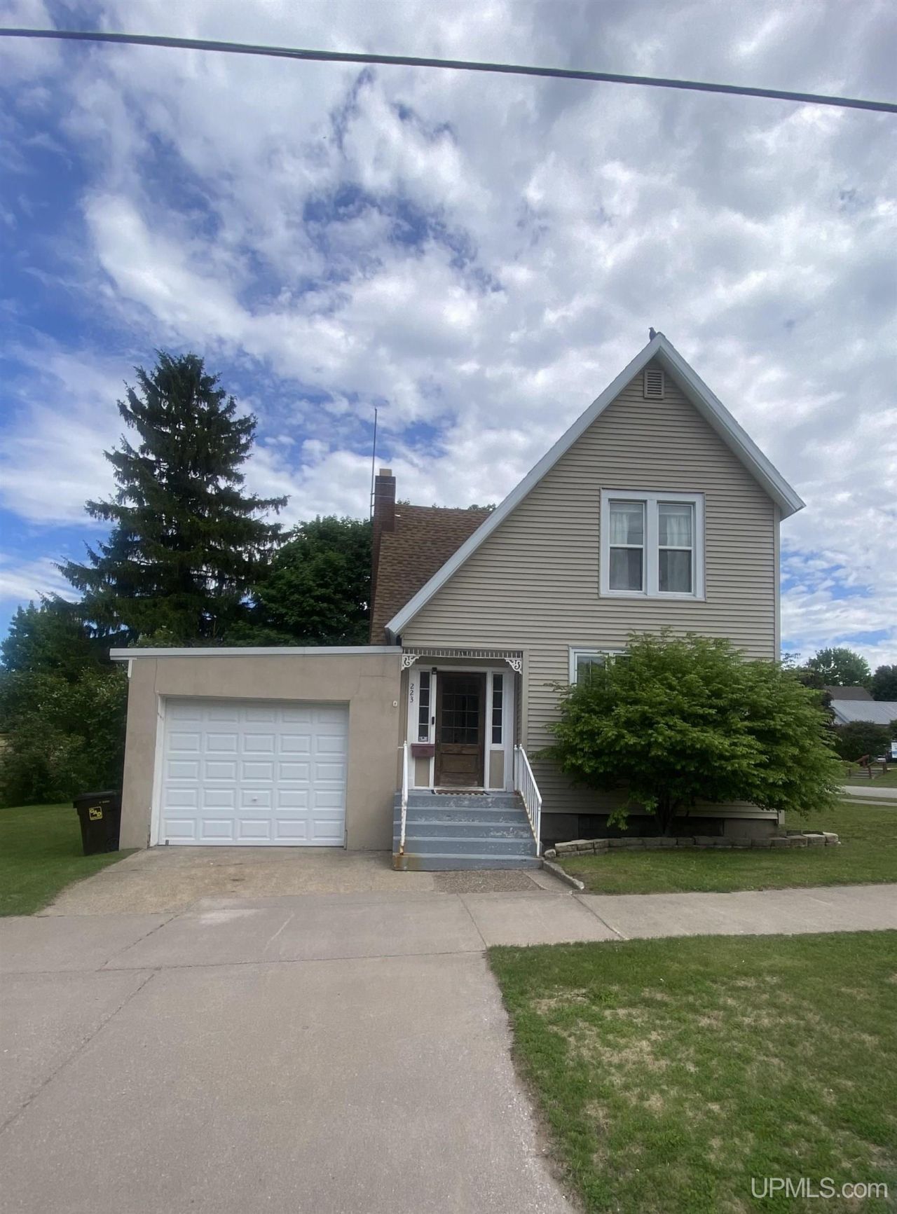 223 Lynn Street, Munising, MI 49862 Main Photo