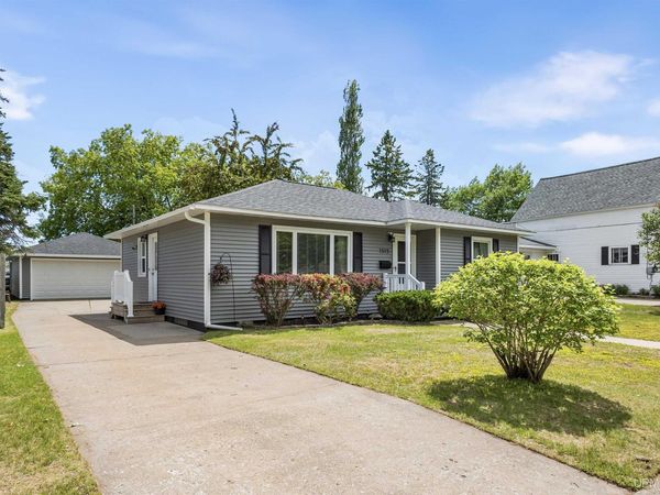 1515 Dakota Avenue, Gladstone, MI 49837