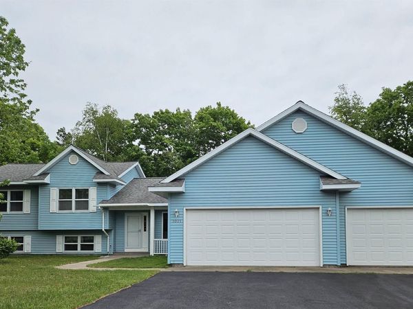 1021 Crestwood Glade Street, Hancock, MI 49930