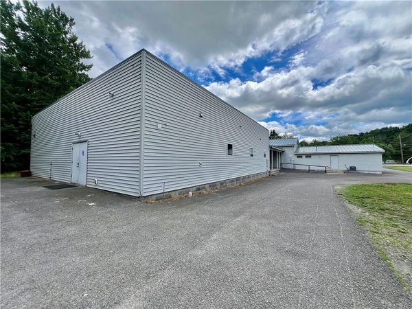 4617 New Castle Rd , New Wilmington, PA 16142