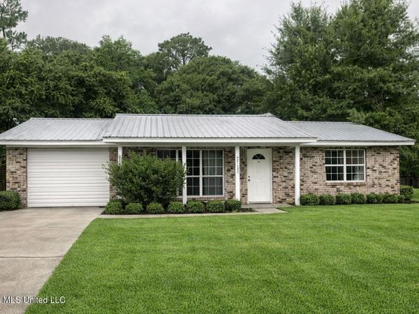 2717 Pleasant Street, Pascagoula, MS 39581