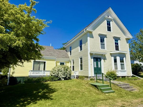 16 Brighton Avenue , Vinalhaven, ME 04863