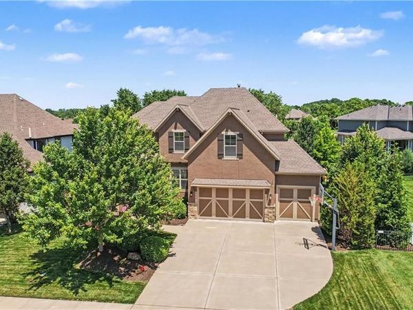 9404 W 163rd Place, Overland Park, KS 66085