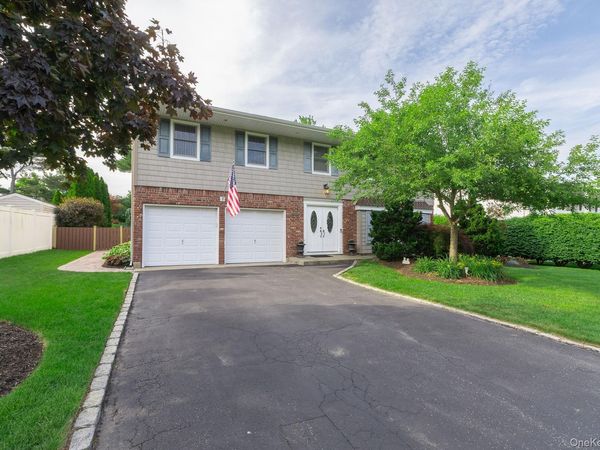 19 Knoll Lane , Smithtown, NY 11787