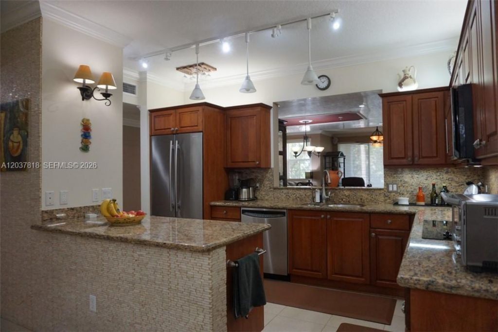 7594 SW 102nd St , Unit 200, Pinecrest, FL 33156 Photo