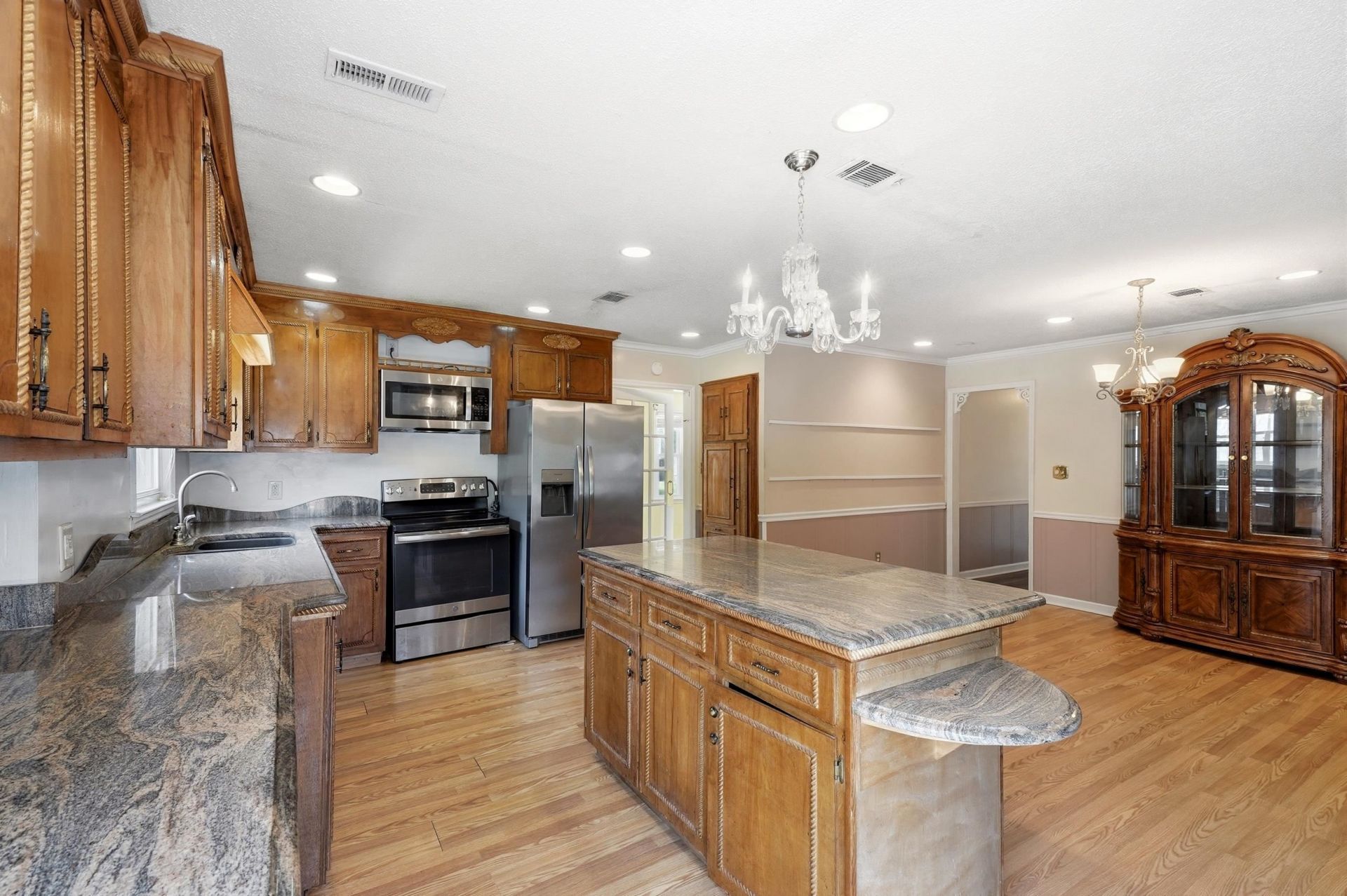2208 Hare St.  Photo 4