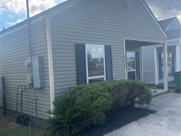 2120 NEWTON Street , Gretna, LA 70053