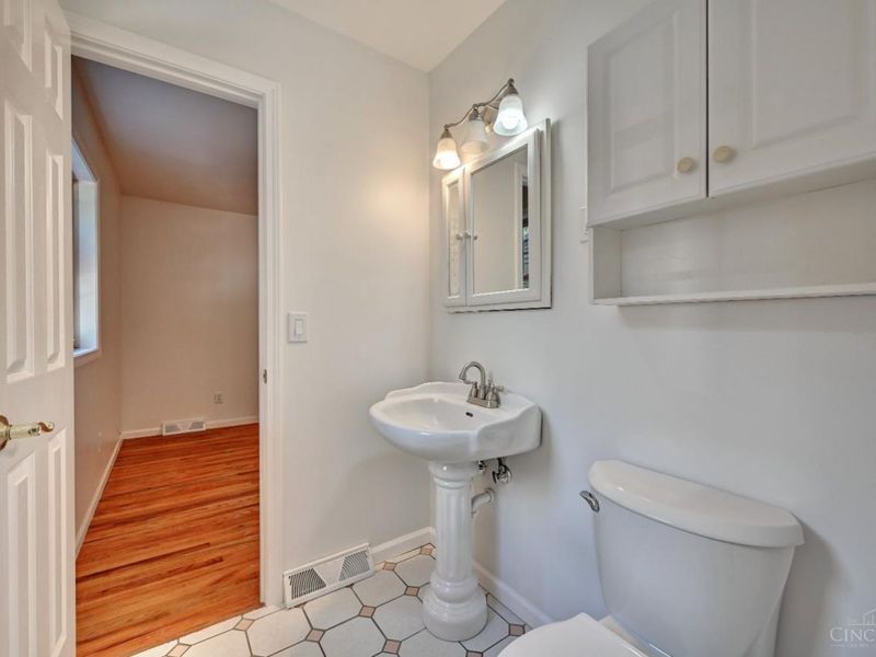 1063 Newcastle Drive, Springfield Twp., OH 45231 Photo 8