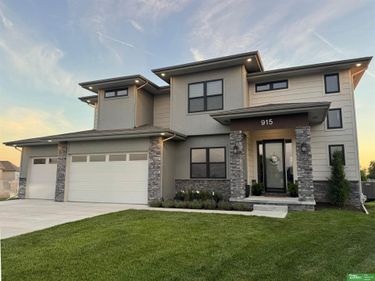 915 Elm Circle, Springfield, NE 68059