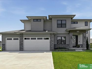 915 Elm Circle, Springfield, NE 68059