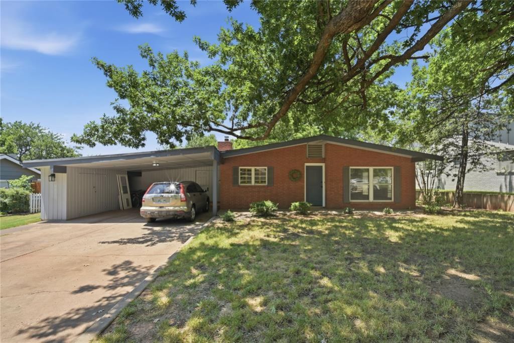 811 Myrtle Drive, Edmond, OK 73034 Main Photo