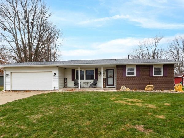 121 Park Lane Circle , Eldridge, IA 52748