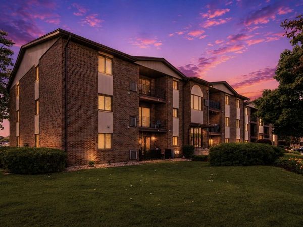 13935 Laramie Avenue , Unit 220, Crestwood, IL 60418