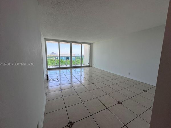 100 Bayview Dr , Unit 823, Sunny Isles Beach, FL 33160