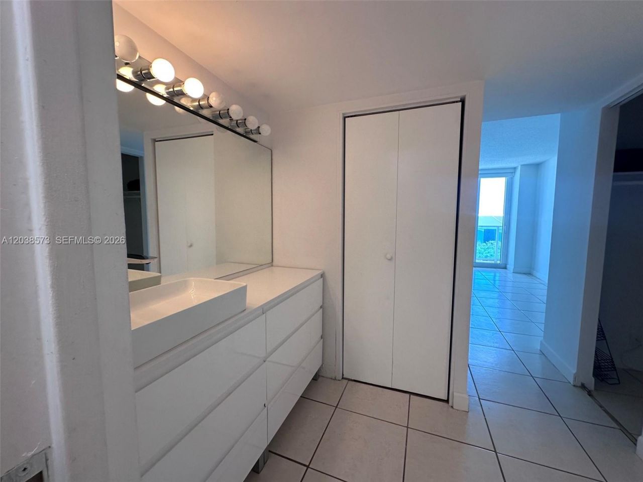 100 Bayview Dr , Unit 823, Sunny Isles Beach, FL 33160 Photo