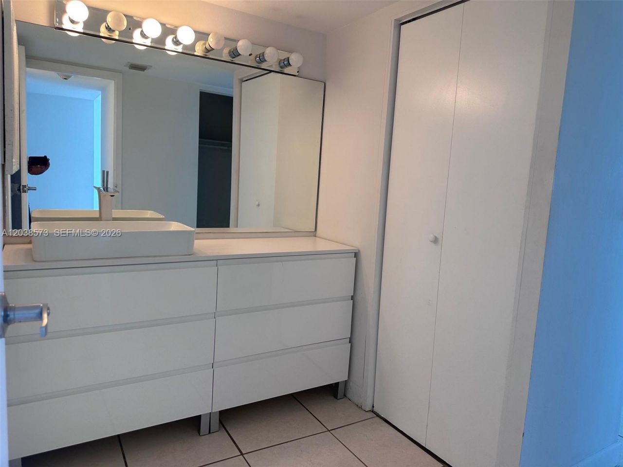 100 Bayview Dr , Unit 823, Sunny Isles Beach, FL 33160 Photo