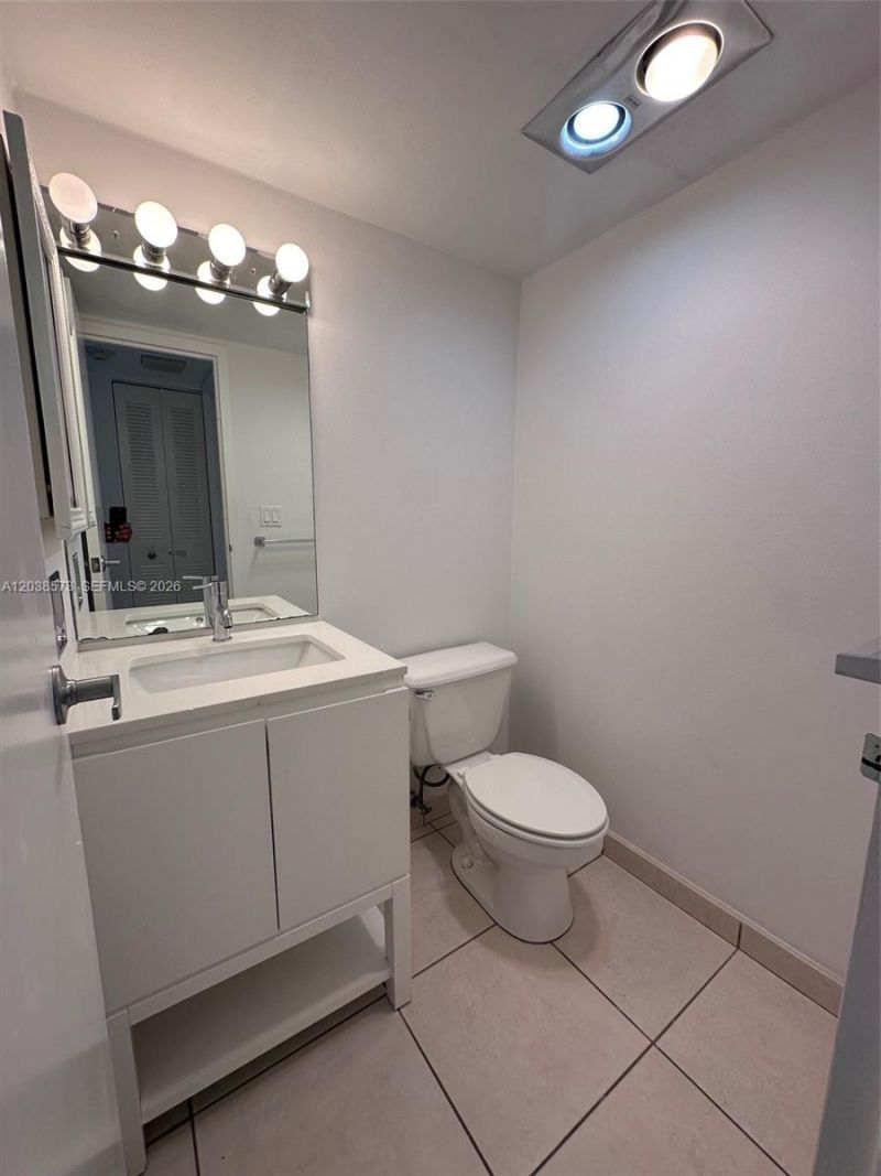 100 Bayview Dr , Unit 823, Sunny Isles Beach, FL 33160 Photo
