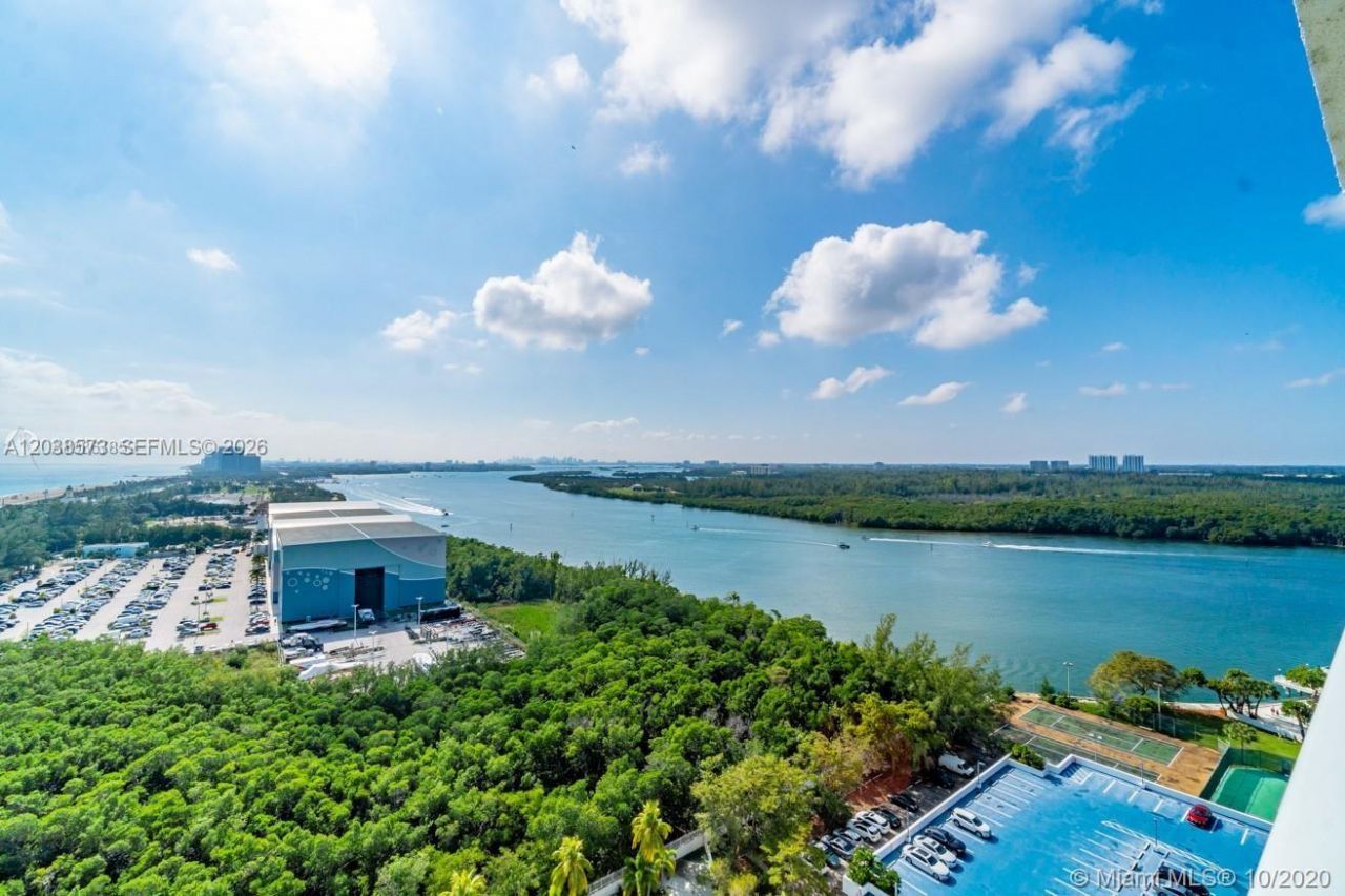 100 Bayview Dr , Unit 823, Sunny Isles Beach, FL 33160 Photo