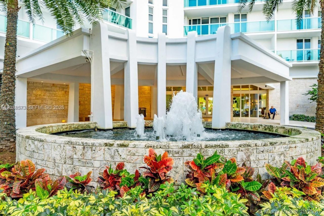 100 Bayview Dr , Unit 823, Sunny Isles Beach, FL 33160 Photo
