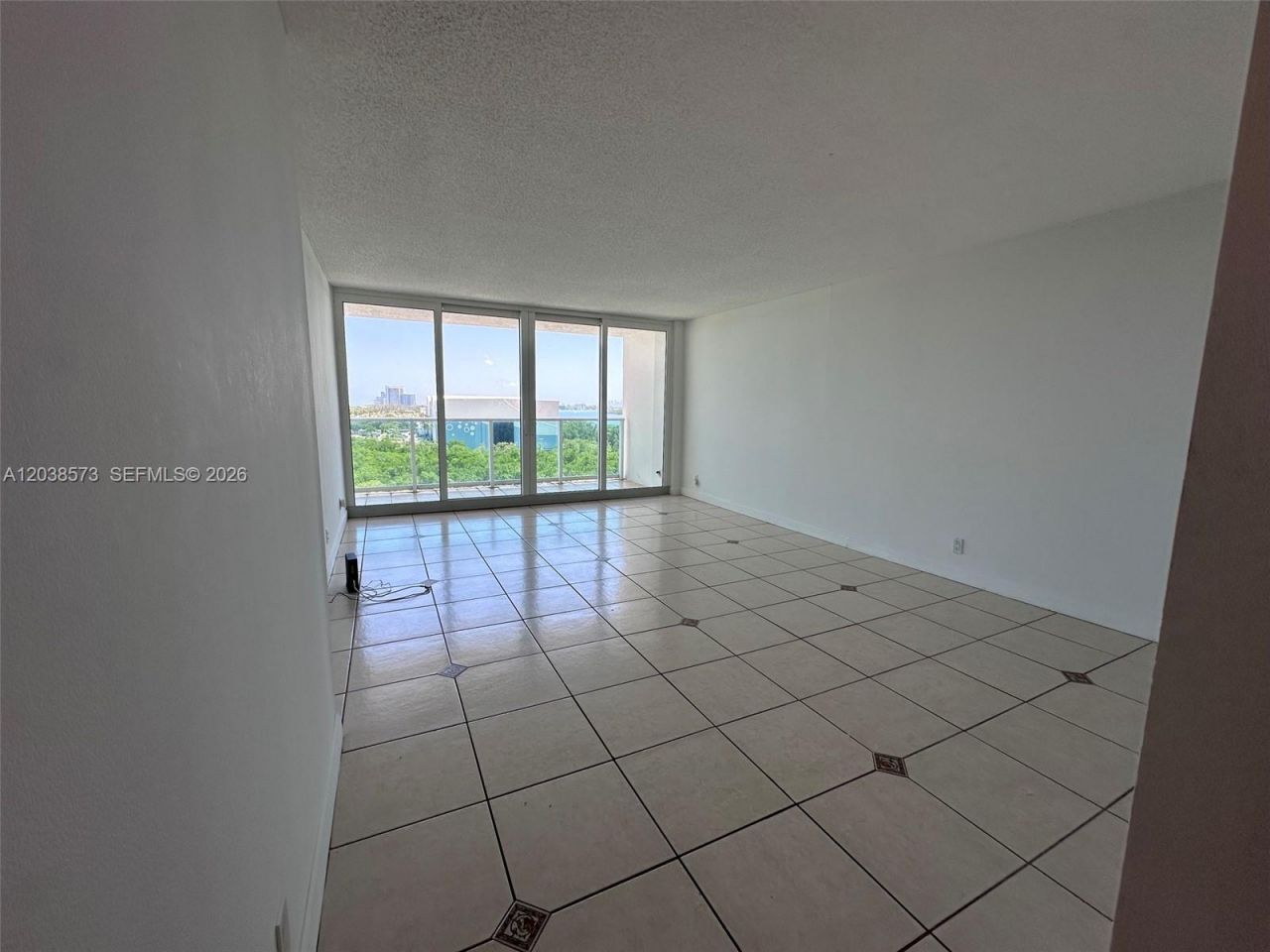 100 Bayview Dr , Unit 823, Sunny Isles Beach, FL 33160 Photo