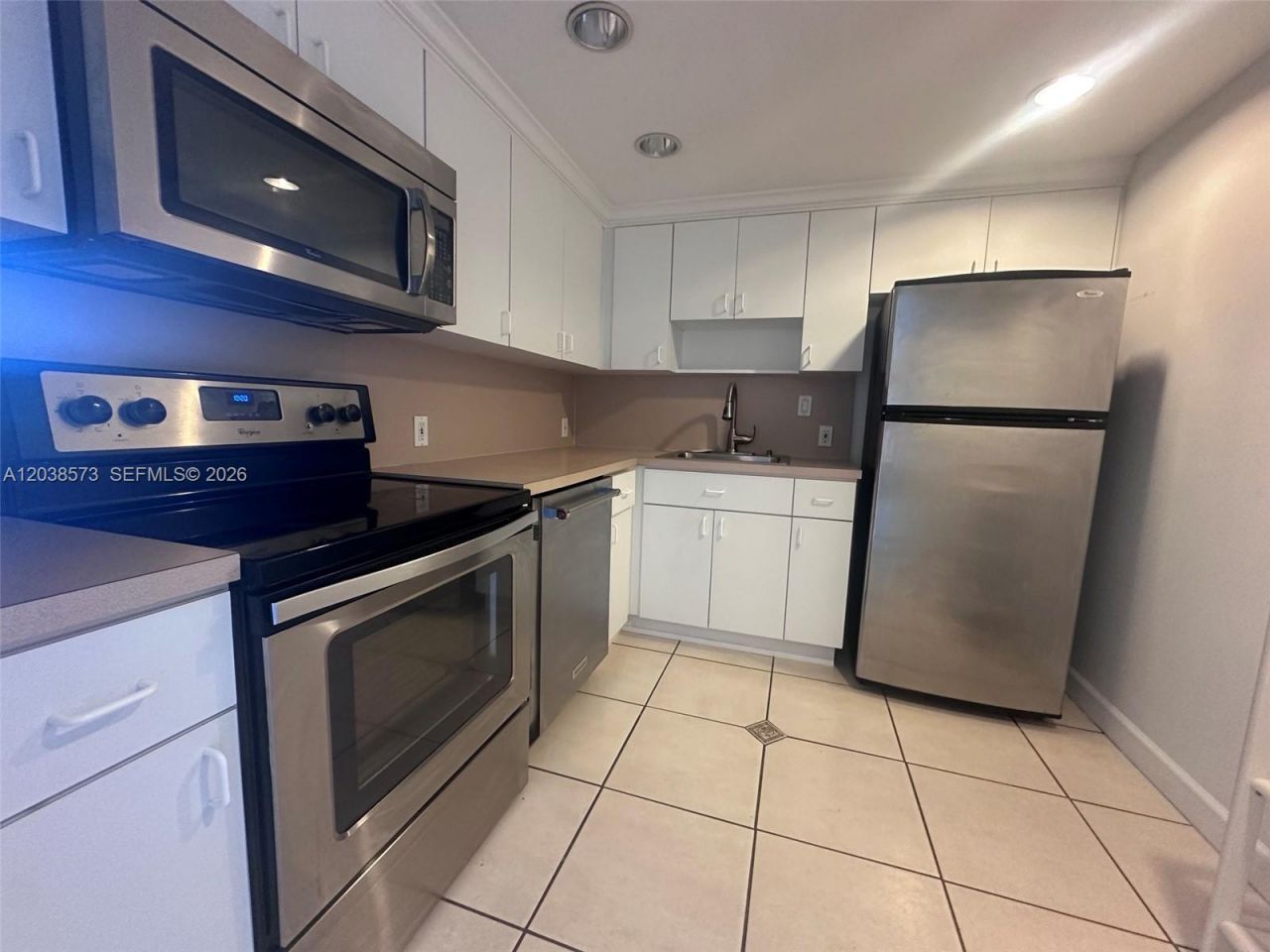 100 Bayview Dr , Unit 823, Sunny Isles Beach, FL 33160 Photo