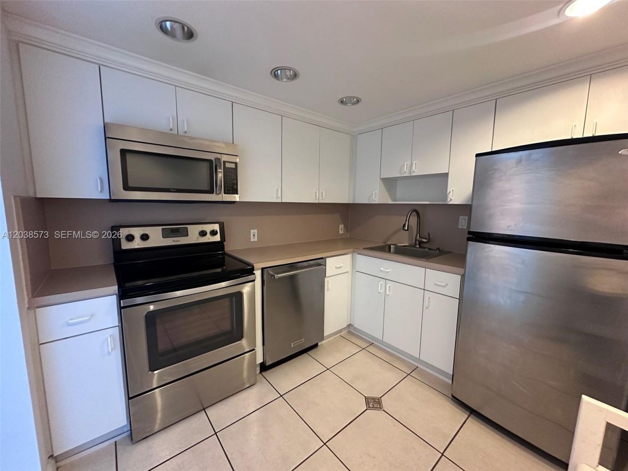 100 Bayview Dr , Unit 823, Sunny Isles Beach, FL 33160 Photo