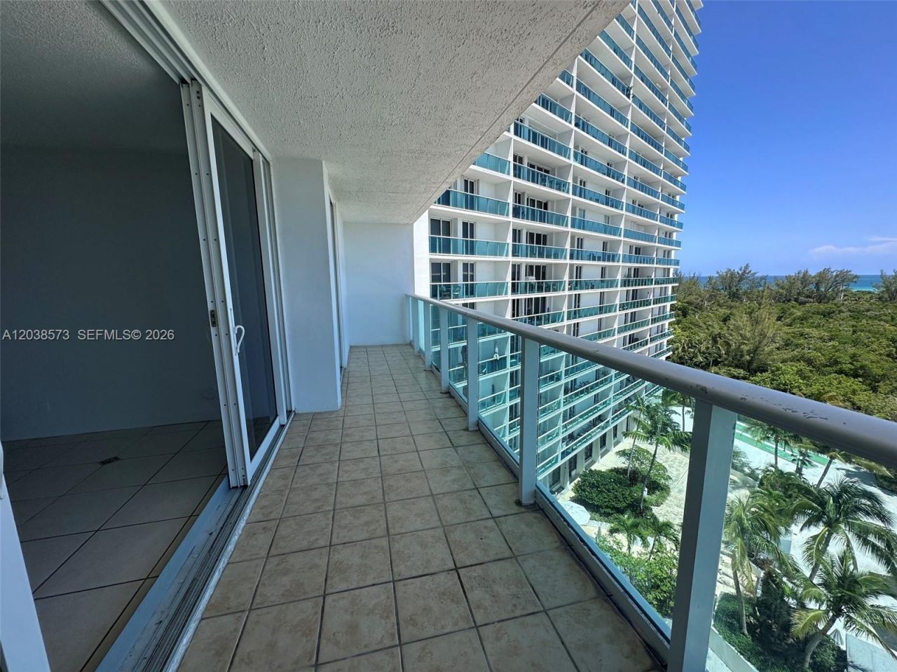 100 Bayview Dr , Unit 823, Sunny Isles Beach, FL 33160 Photo