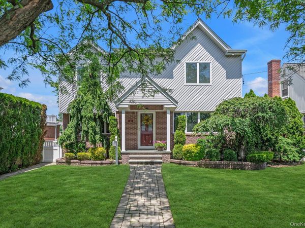 121 Strattford Road , New Hyde Park, NY 11040