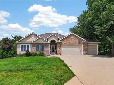 10402 NW River Hills Drive, Parkville, MO 64152