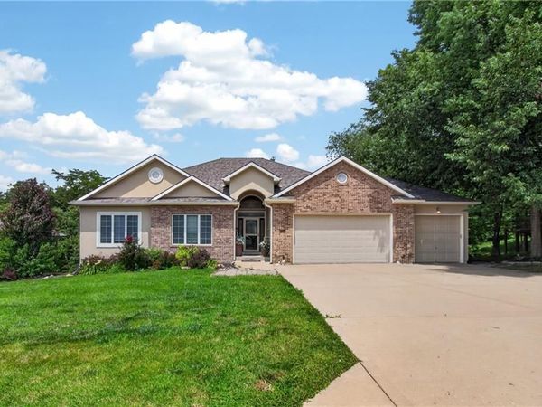 10402 NW River Hills Drive, Parkville, MO 64152