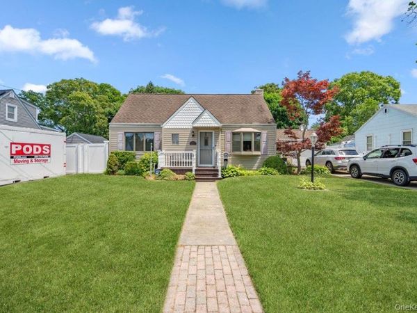 17 Brook Place , East Islip, NY 11730