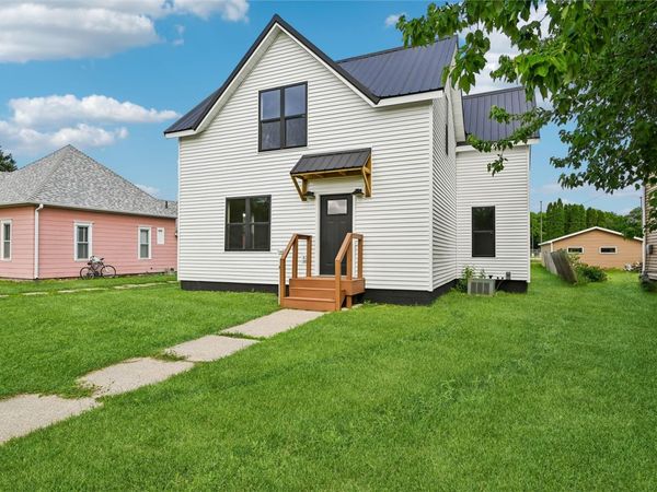 615 7th Avenue, Belle Plaine, IA 52208