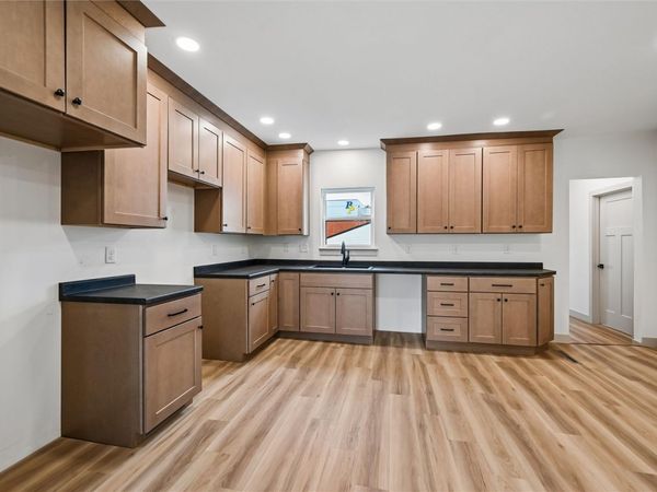 615 7th Avenue, Belle Plaine, IA 52208