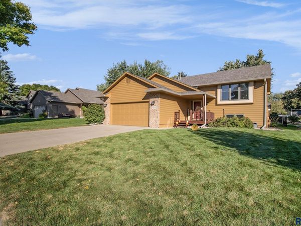 5704 W 52nd St, Sioux Falls, SD 57106