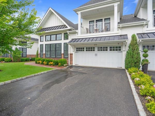 82101 Spruce Pond Circle, Plainview, NY 11803