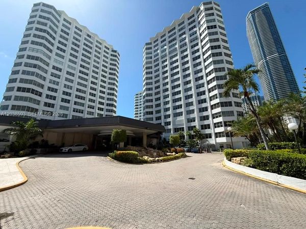 801 Brickell Bay Dr, Unit 765, Miami, FL 33131