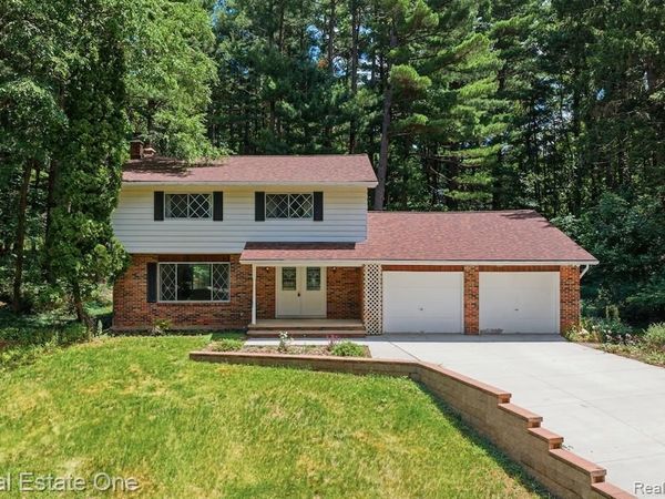 10353 McGregor Road, Hamburg Twp, MI 48169