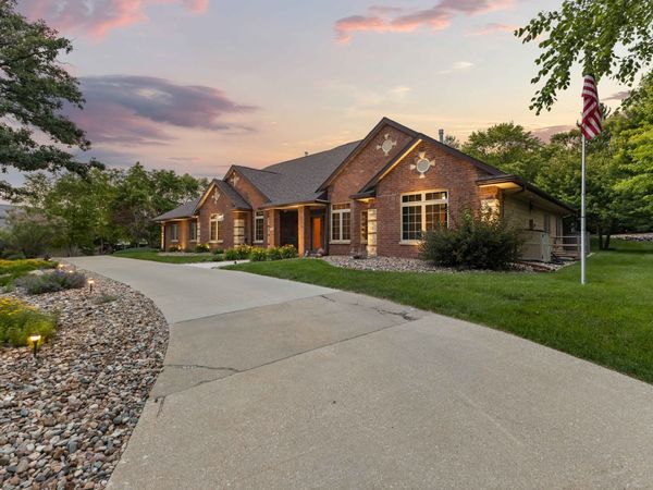 12810 Cardinal Lane, Urbandale, IA 50323