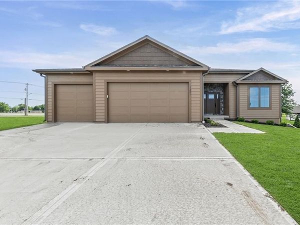 1201 Cottonwood Court, Paola, KS 66071