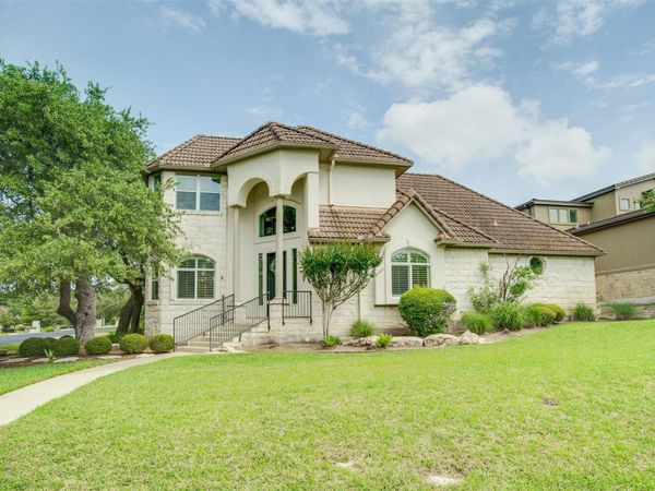 18 Glenway DR, The Hills, TX 78738