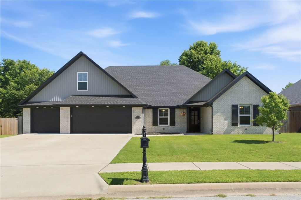 301 Grand Court  Siloam Springs, AR 72761