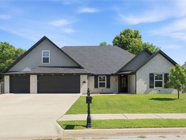 301 Grand Court , Siloam Springs, AR 72761