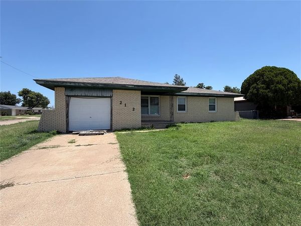 2112 N Canary Lane, Altus, OK 73521