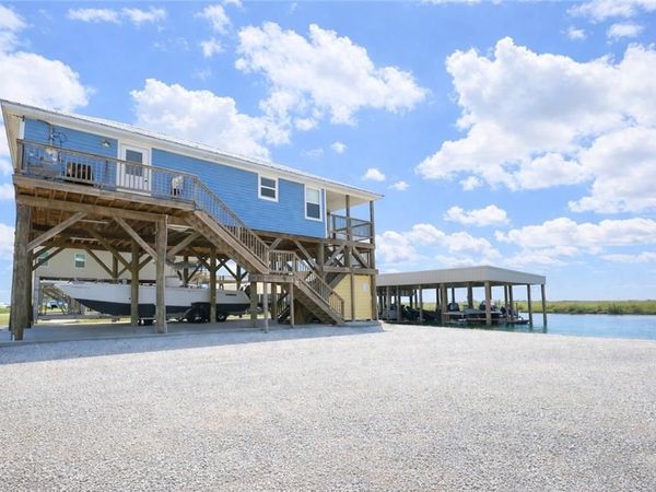 682 MARTIN Lane , Port Sulphur, LA 70083